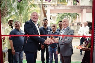Christian Sadleder und Norbert Hofmann durchtrennten in Indien das rote Band 