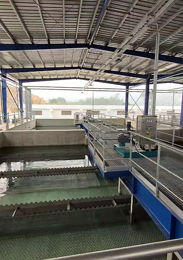 Wasserfilterbecken in der Oberflächenwasseraufbereitungsanlage Xuan-Mai mit Filtereinheiten, Laufstegen, Überwachungsgeräten und Kanälen für aufbereitetes Wasser.