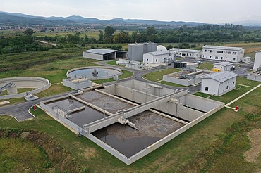 Eine moderne Anlage zur Behandlung und Reinigung kommunaler Abwässer mit Absetzbecken, Belebungsbecken und fortschrittlichen Kläranlagen zur Gewährleistung von Umweltschutz und Wasserqualität.