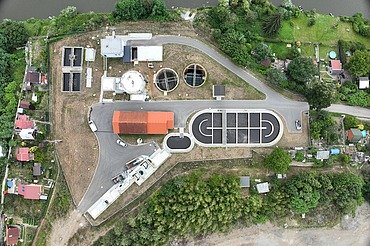 Aerial overview of the upgraded wastewater treatment plant in Týnec nad Sázavou featuring new treatment tanks, buildings, and site infrastructure.