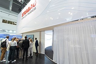 Eine gut besuchte Podiumsdiskussion direkt am Stand, die das große Interesse und die aktive Beteiligung der Messebesucher zeigte.