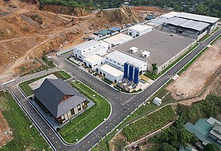 Luftaufnahme der Oberflächenwasseraufbereitungsanlage Xuan-Mai in Hoa Binh, Vietnam, mit den Aufbereitungsgebäuden, Zufahrtsstraßen und der umgebenden Landschaft.