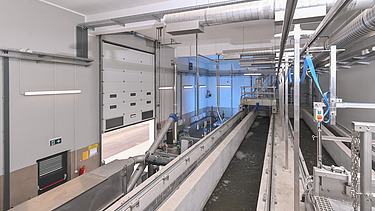Innenansicht einer Abwasseraufbereitungsanlage mit langen Betonkanälen mit fließendem Wasser, mechanischen Sieben und Überkopf-Rohrleitungen für Vorbehandlungsprozesse, unter heller Industriebeleuchtung.