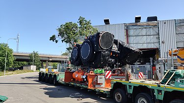 Transport von isolierten Industriekompressorkomponenten, die auf einem Tieflader am Standort ankommen.