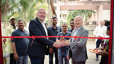 Christian Sadleder und Norbert Hofmann durchtrennten in Indien das rote Band 