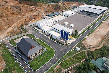 Luftaufnahme der Oberflächenwasseraufbereitungsanlage Xuan-Mai in Hoa Binh, Vietnam, mit den Aufbereitungsgebäuden, Zufahrtsstraßen und der umgebenden Landschaft.