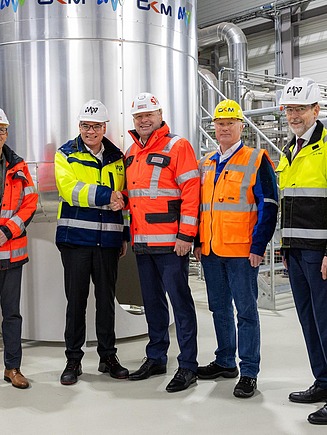 Straßenfräse und Bodenstabilisierer im Einsatz auf unbefestigter Trasse zur Entfernung und Aufbereitung von Fahrbahnmaterial