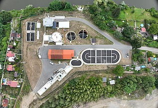 Aerial overview of the upgraded wastewater treatment plant in Týnec nad Sázavou featuring new treatment tanks, buildings, and site infrastructure.