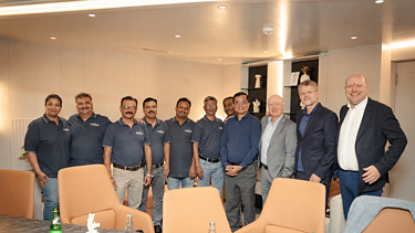 Ein Gruppenfoto des gesamten Teams, das stolz in Indien posiert 