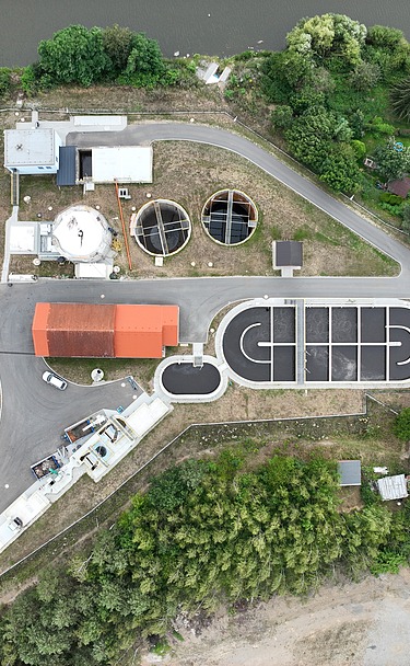 Aerial overview of the upgraded wastewater treatment plant in Týnec nad Sázavou featuring new treatment tanks, buildings, and site infrastructure.