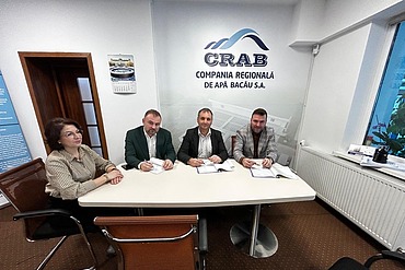 At the headquarters of Compania Regională de Apă Bacău S.A., representatives gathered to formalise STRABAG’s new design-and-build contract for the modernisation of water and wastewater systems across Bacau County. The agreement marks an important step toward improving regional water quality, efficiency, and supply security.