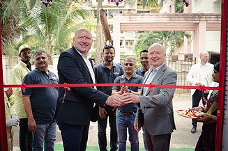 Christian Sadleder und Norbert Hofmann durchtrennten in Indien das rote Band 