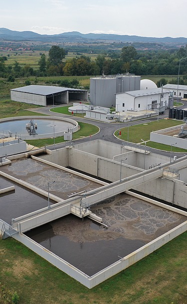 Eine moderne Anlage zur Behandlung und Reinigung kommunaler Abwässer mit Absetzbecken, Belebungsbecken und fortschrittlichen Kläranlagen zur Gewährleistung von Umweltschutz und Wasserqualität.