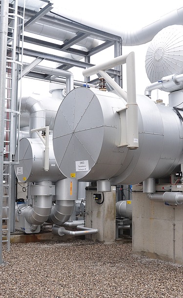 wärmetauscher in einer geothermischen Anlage. Diese Wärmetauscher übertragen Wärme aus der geothermischen Flüssigkeit auf einen anderen Kreislauf